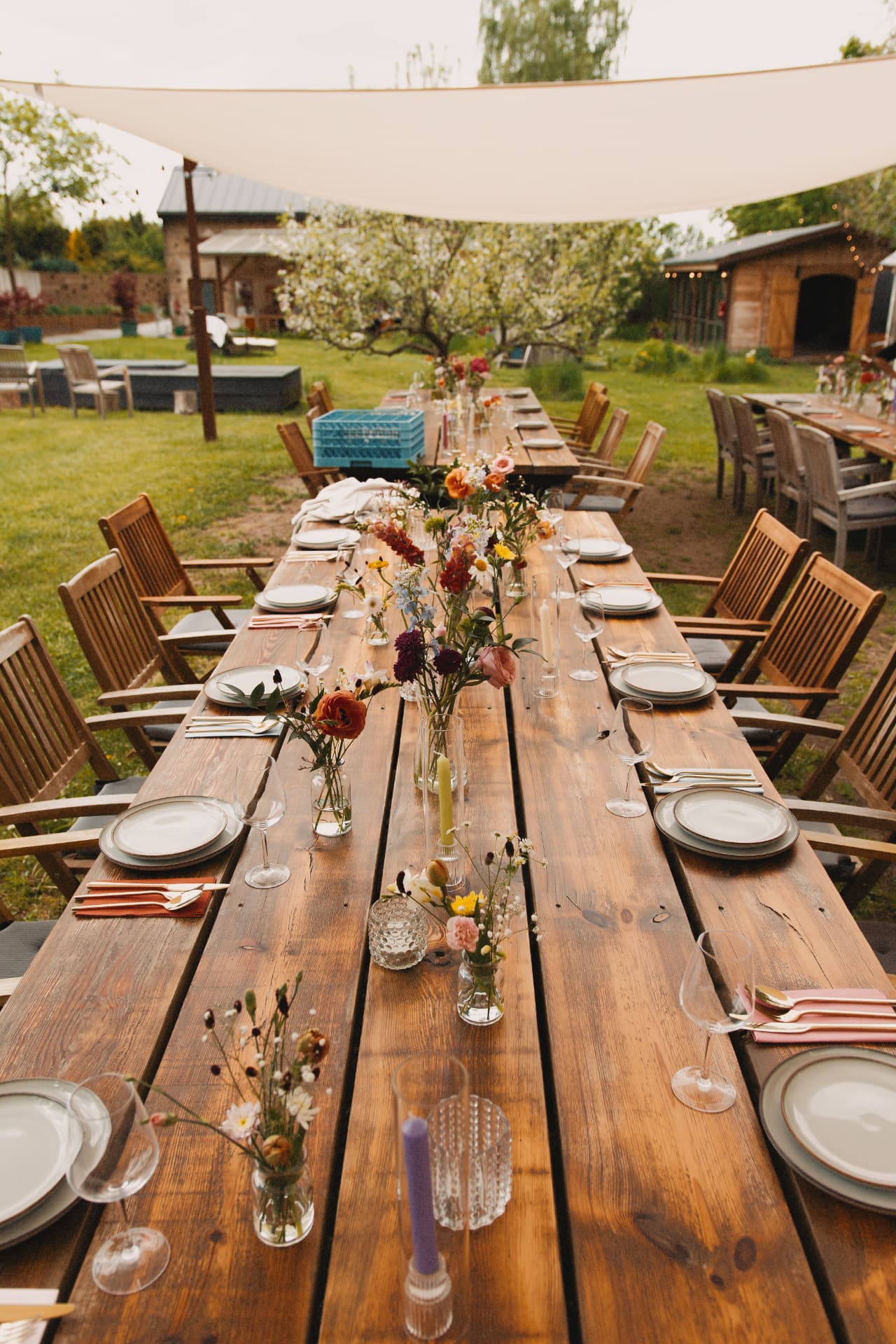 Long banquet table dressed for an outdoor corporate dinner