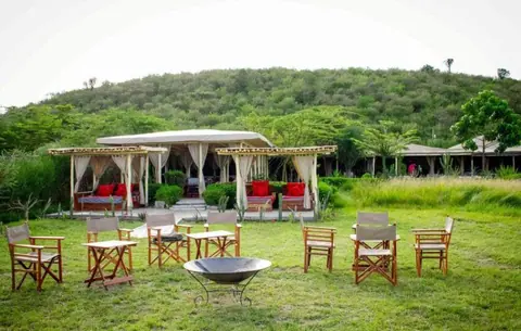 Maasai Mara, sundowners on the plains, Maasai Mara full-day game drive, 4-Day Masai Mara, Lake Naivasha & Lake Nakuru Budget Safari